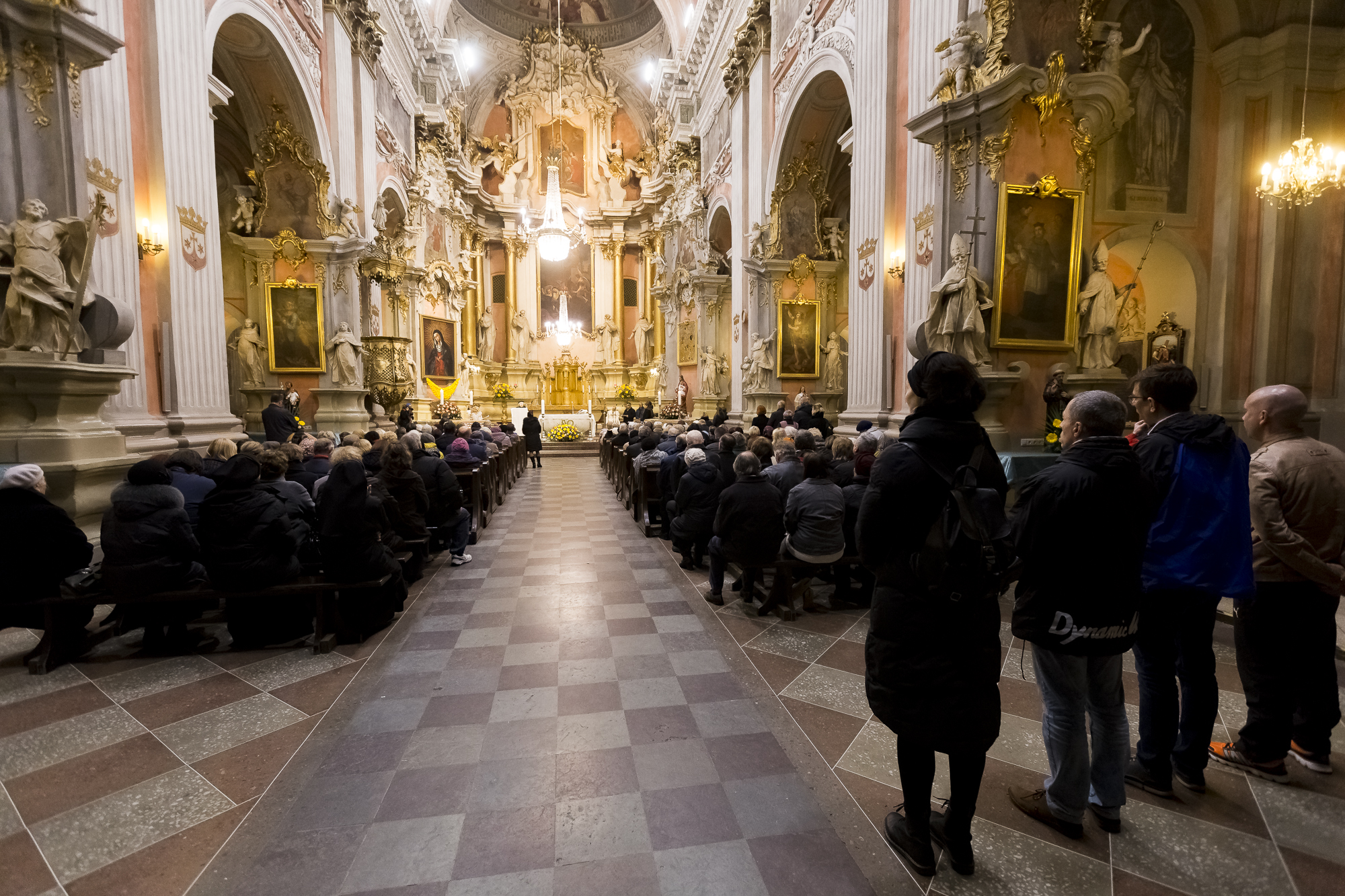 Wierni Kościoła Katolickiego modlą się podczas mszy świętej