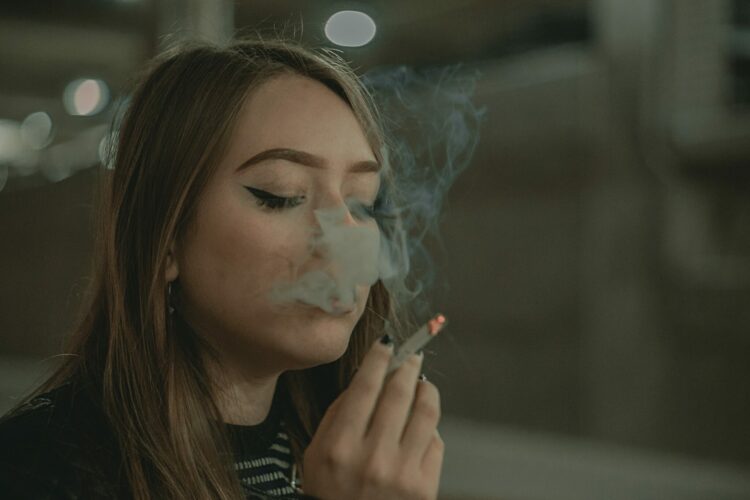Kobieta paląca papierosa