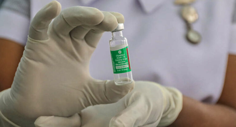 Rządowi eksperci proponują szczepionkę AstraZeneca podawać także osobom starszym