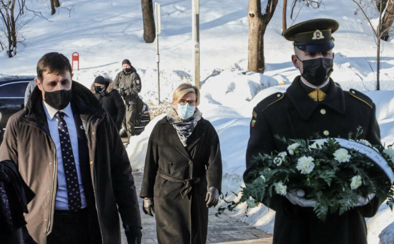 Przedstawiciele władz Litwy złożyli wieńce przy grobie Basanavičiusa na Rossie