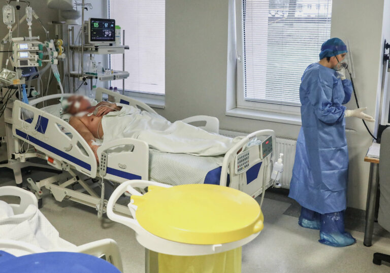 COVID: szpitale coraz bardziej zapchane, 51 osób pod respiratorem