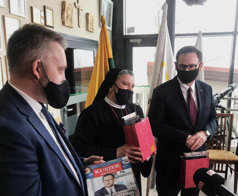 Prezes Orlenu Daniel Obajtek odwiedził wileńskie hospicjum i DKP