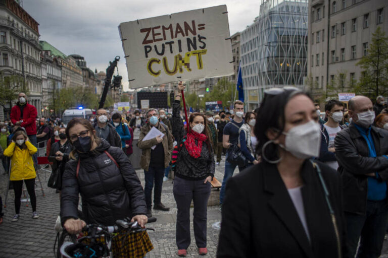 W Pradze wielotysięczny protest. „Nie jesteśmy Rosją”, „zdrajca Zeman”