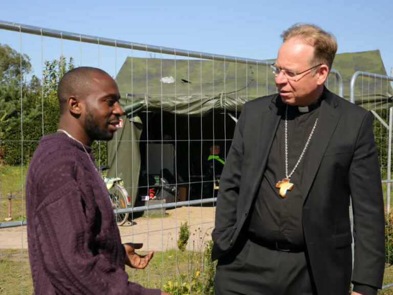 Arcybiskup Grušas spotkał się z migrantami proszącymi o azyl