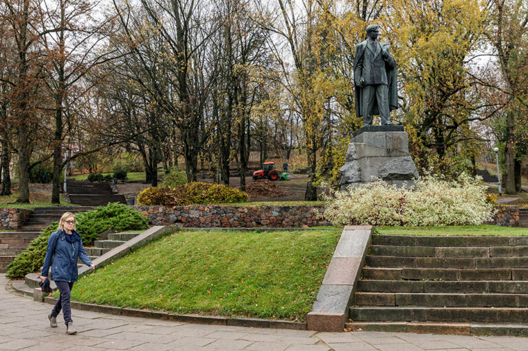 Nielegalny „mech” na pomniku Cvirki w Wilnie. Konflikt artystek z samorządem