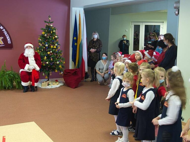 Św. Mikołaj zawitał do szkół w Połukniu, Trokach, Starych Trokach i Landwarowie