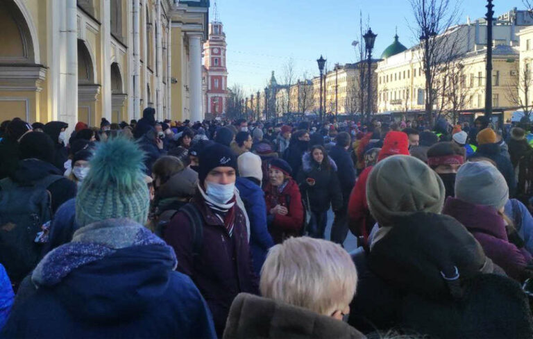 Putin postawił w stan gotowości arsenał nuklearny. W tle protesty antywojenne i negocjacje