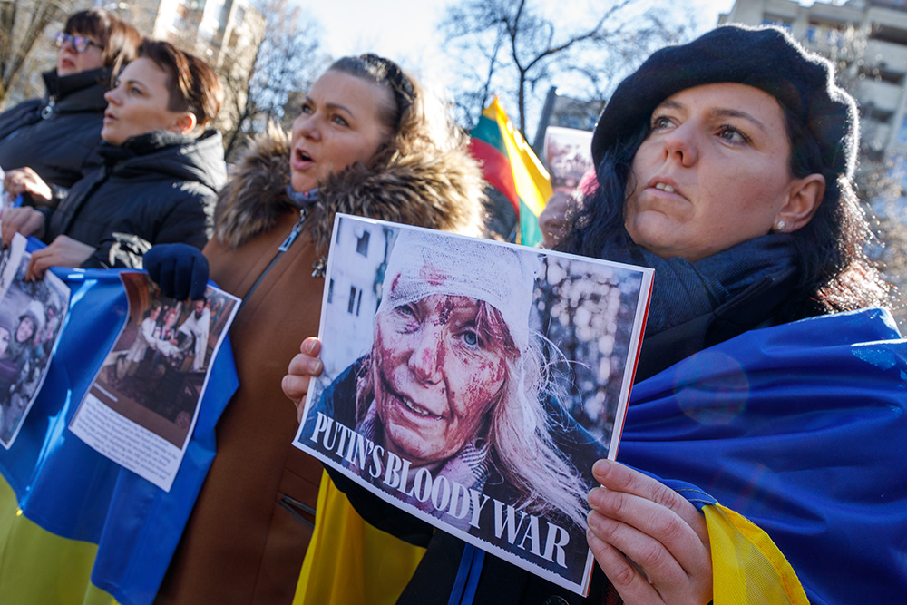 Protestujące kobiety przeciwko wojnie na Ukrainie.