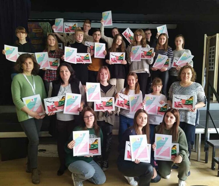 „Moja mowa — moją dumą”. Gimnazjum Kalinowskiego w Niemieżu dołącza do kampanii #KTOTYJESTEŚ