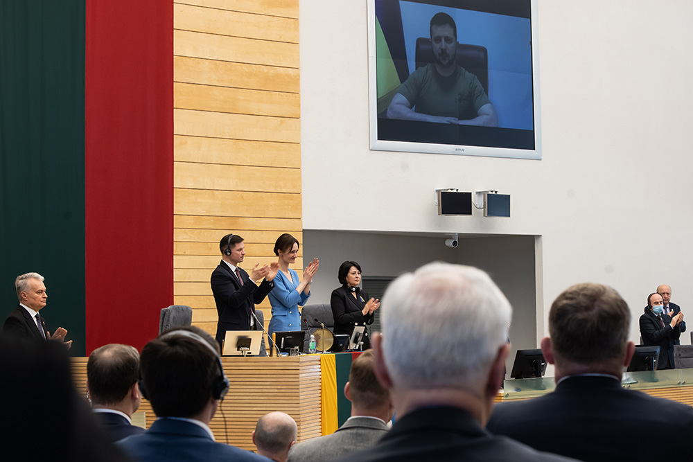 Prezydent Wołodymyr Zełenski został przywitany przez litewskich posłów owacjami na stojąco.