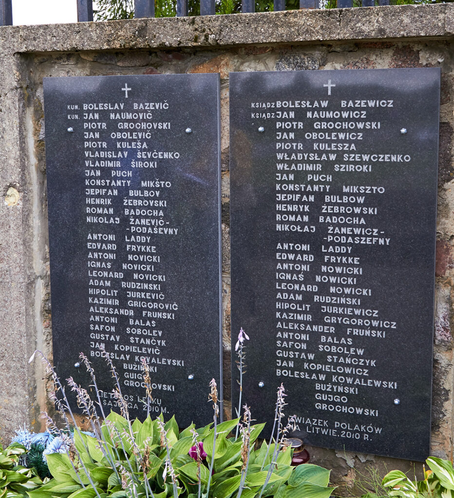 W Święcianach zginęło 400 polskich cywili.