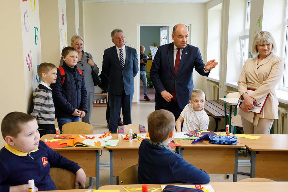 Jan Dziedziczak stoi w szkole polskiej na Litwie