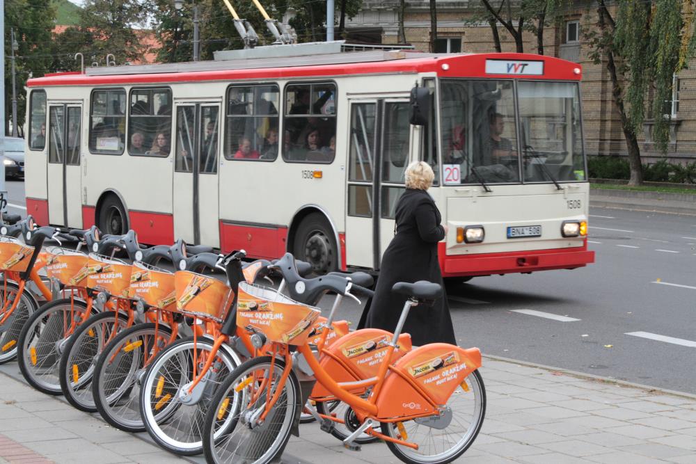 Trolejbus i rowery.