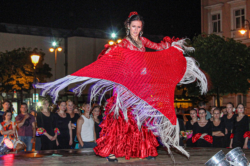 Kobieta tańczy flamenko.
