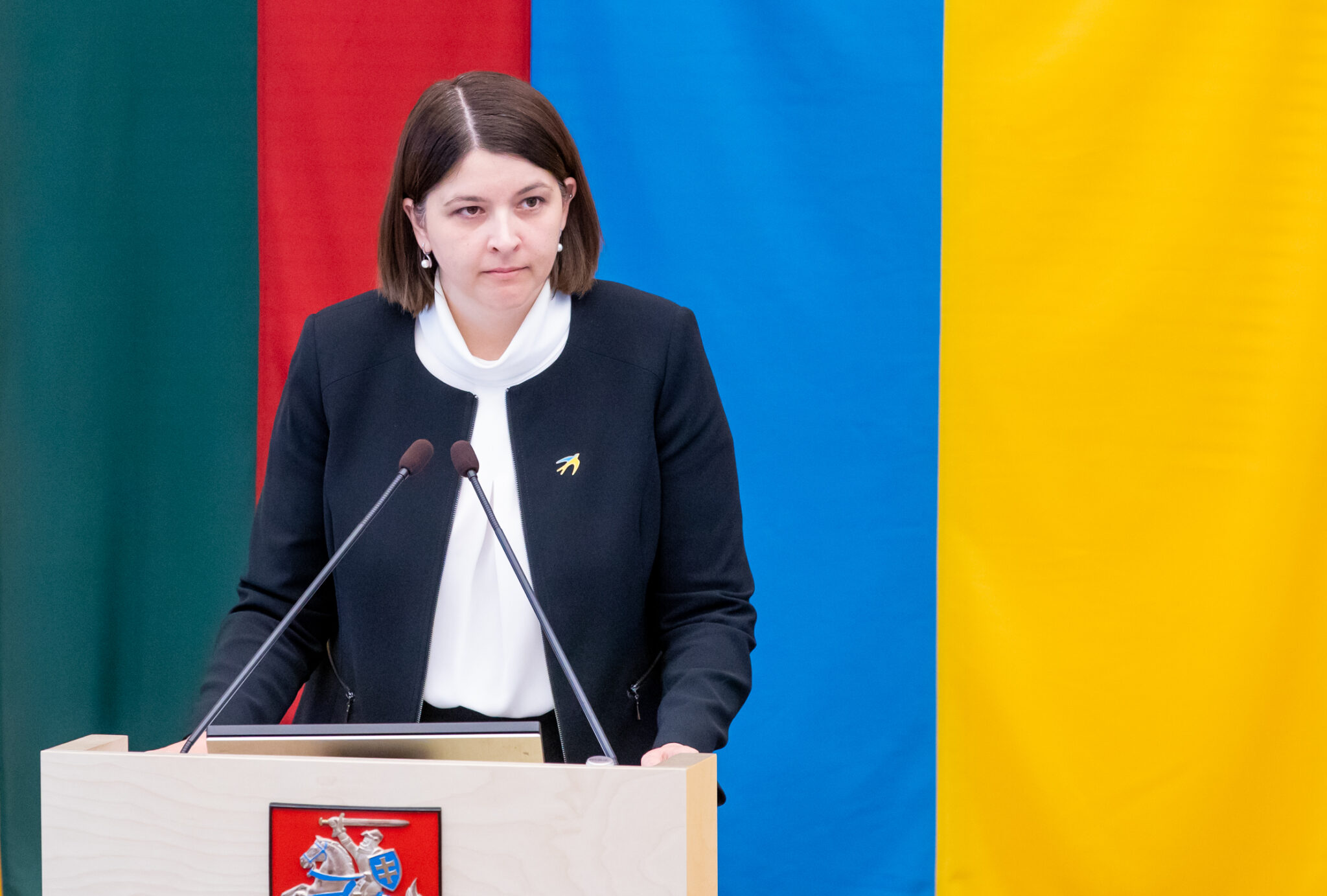 Minister finansów Litwy Gintarė Skaistė na tle litewskiej i ukraińskiej flagi
