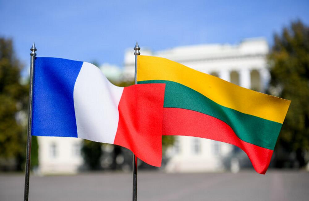 Flagi Francji i Litwy.