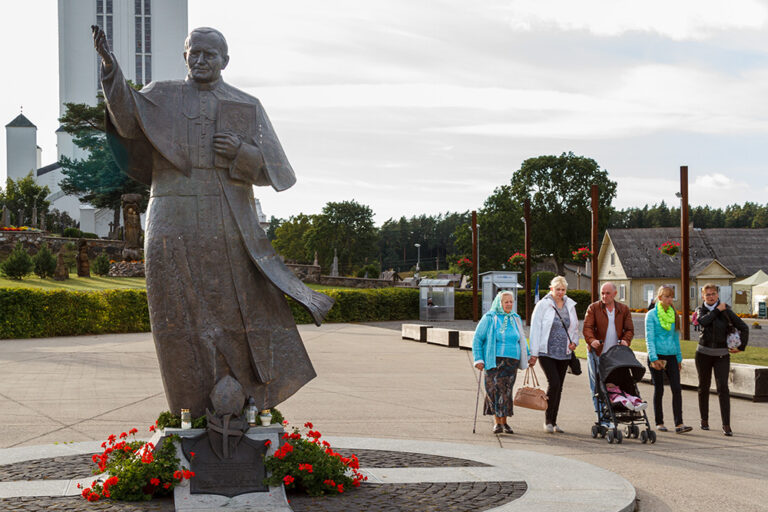Pomnik Jana Pawła II w Szydłowie.