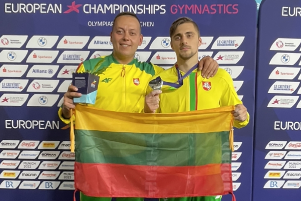 Trener Jewgienij Izmodenow (od lewej) z Robertem Tworogalem na Mistrzostwach Europejskich 2022.