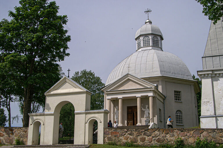 Kościół w Bujwidziach.