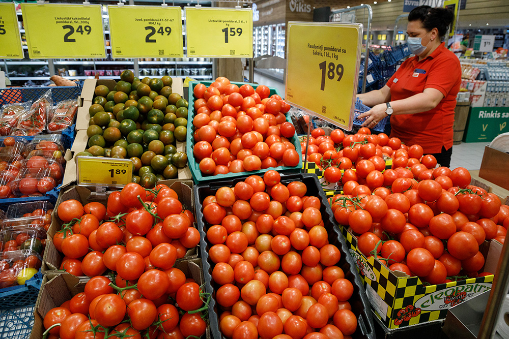 Pomidory w sklepie spożywczym.