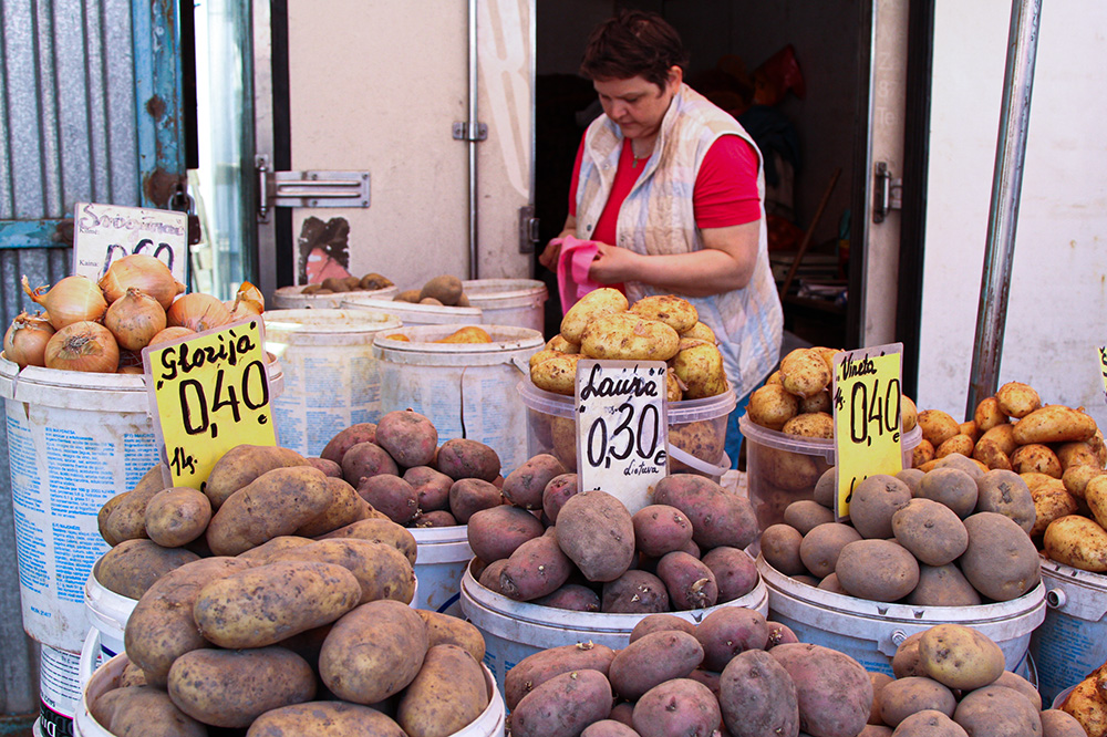 Ceny ziemniaków na bazarze.