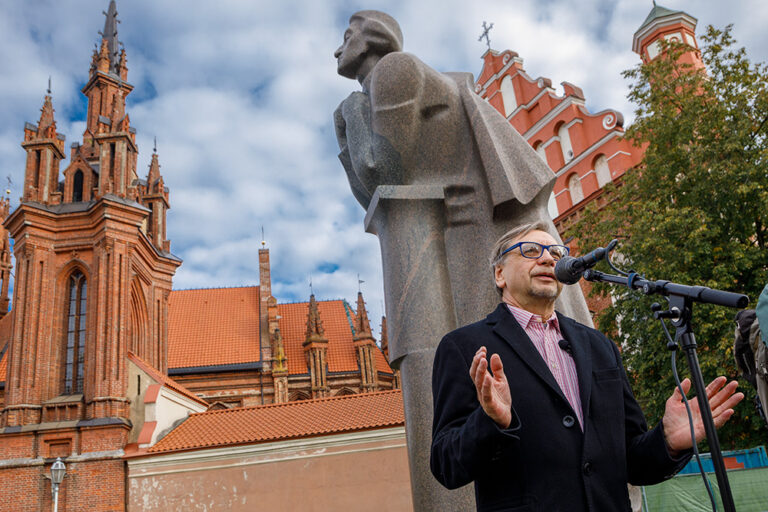 Romuald Mieczkowski przed pomnikiem Adama Mickiewicza w Wilnie.