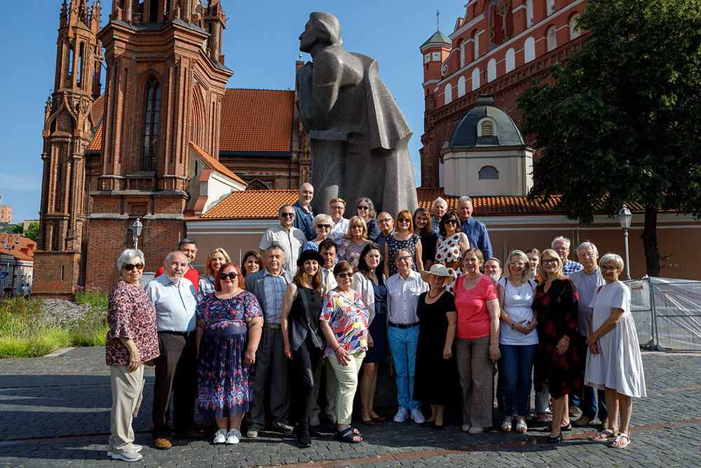 Poeci Festiwalu „Maj nad Wilią” przy pomniku Adama Mickiewicza.
