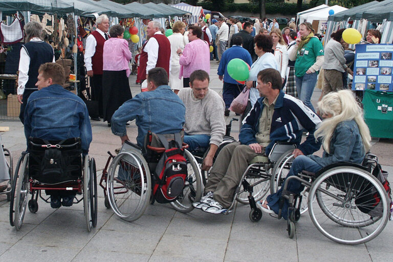 Niepełnosprawni na wózkach w centrum Wilna na jarmarku..