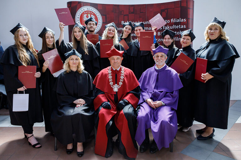 Absolwenci wileńskiej filii UwB otrzymali dyplomy.
