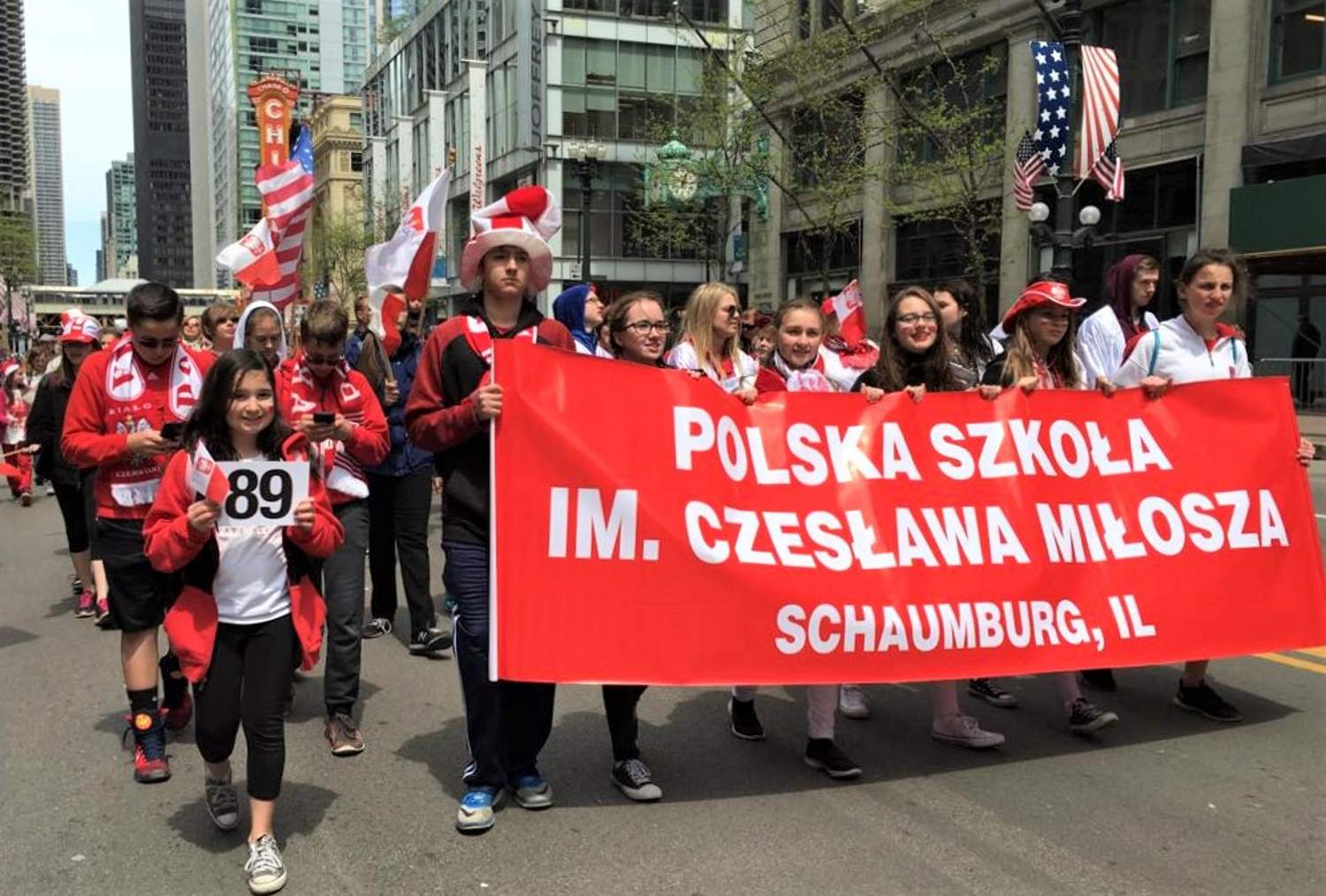 Uczniowie polskiej szkoły im. Cz. Miłosza na ulicach Chicago.