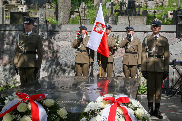 Wojskowi polscy przy kwaterze wojskowej Mauzoleum Matki i Serca Syna na wileńskiej Rossie.