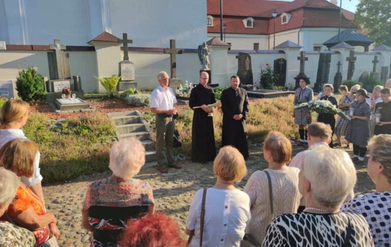 80 rocznica tragicznej śmierci syna ziemi wileńskiej diak. Augustyna Piórko rozpoczęła się Drogą Krzyżową w Kalwarii Wileńskiej, w której wzięli udział mieszkańcy Wileńszczyzny, harcerki i harcerze, a także siostrzeniec diakona z rodziną.