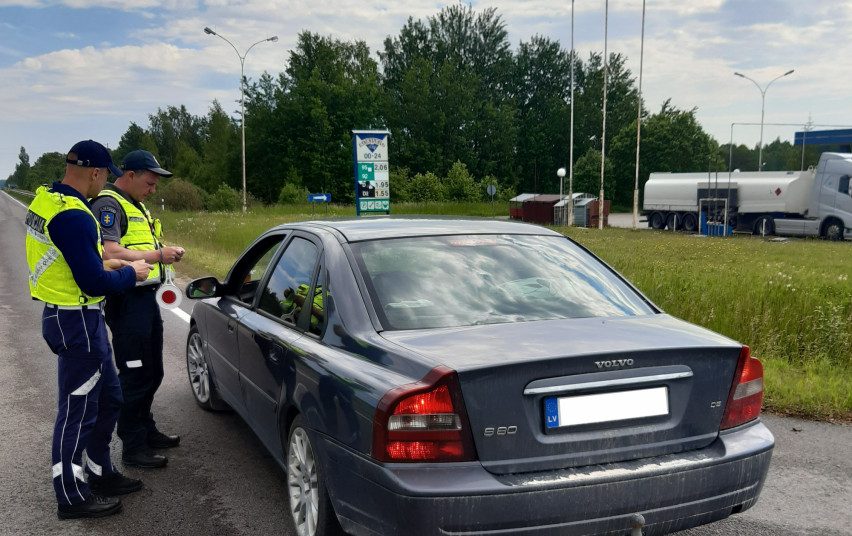 Policjanci zatrzymali samochód.d