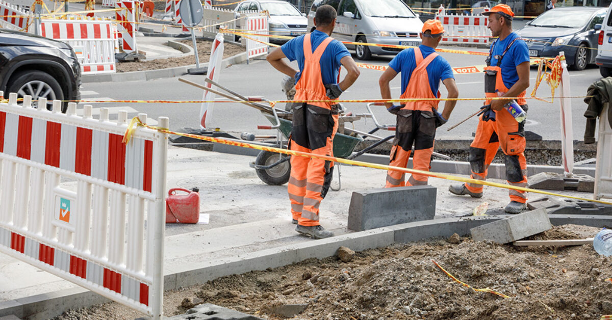 Więcej zwolnień, ale wolnych miejsc pracy też