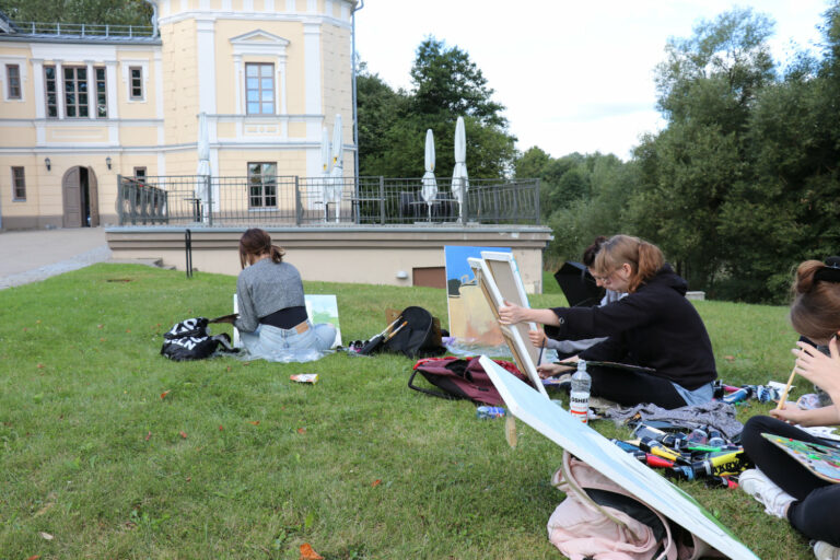 Uczniowie z Rudomina malują obrazy.