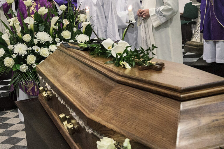 Savoir-vivre w obliczu śmierci czyli etykieta zachowania się na pogrzebie