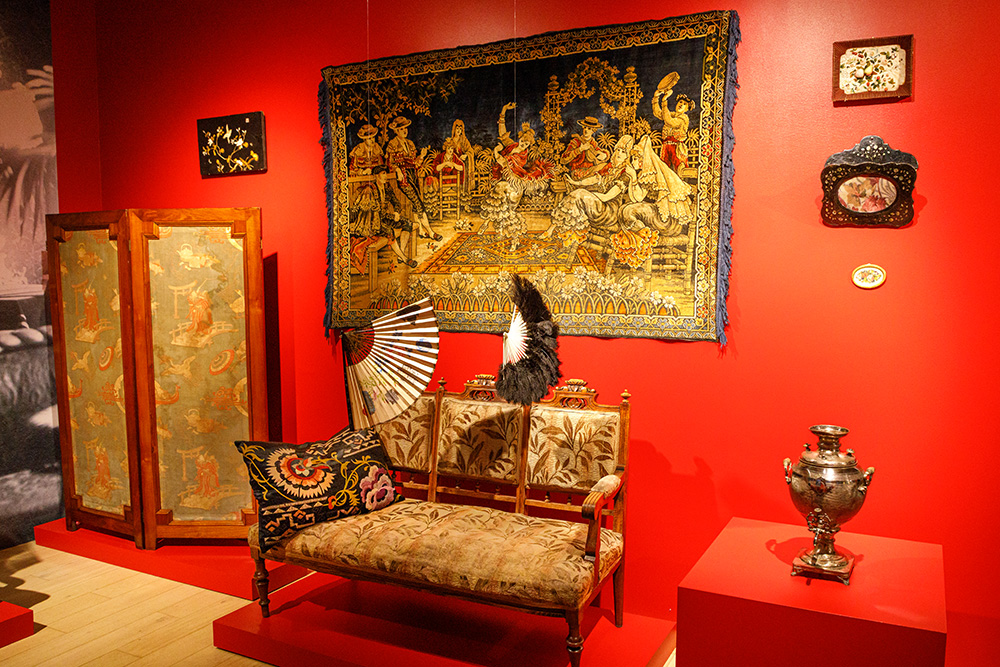 Na wystawie można obejrzeć meble i akcesoria z przełomu XIX i XX w.