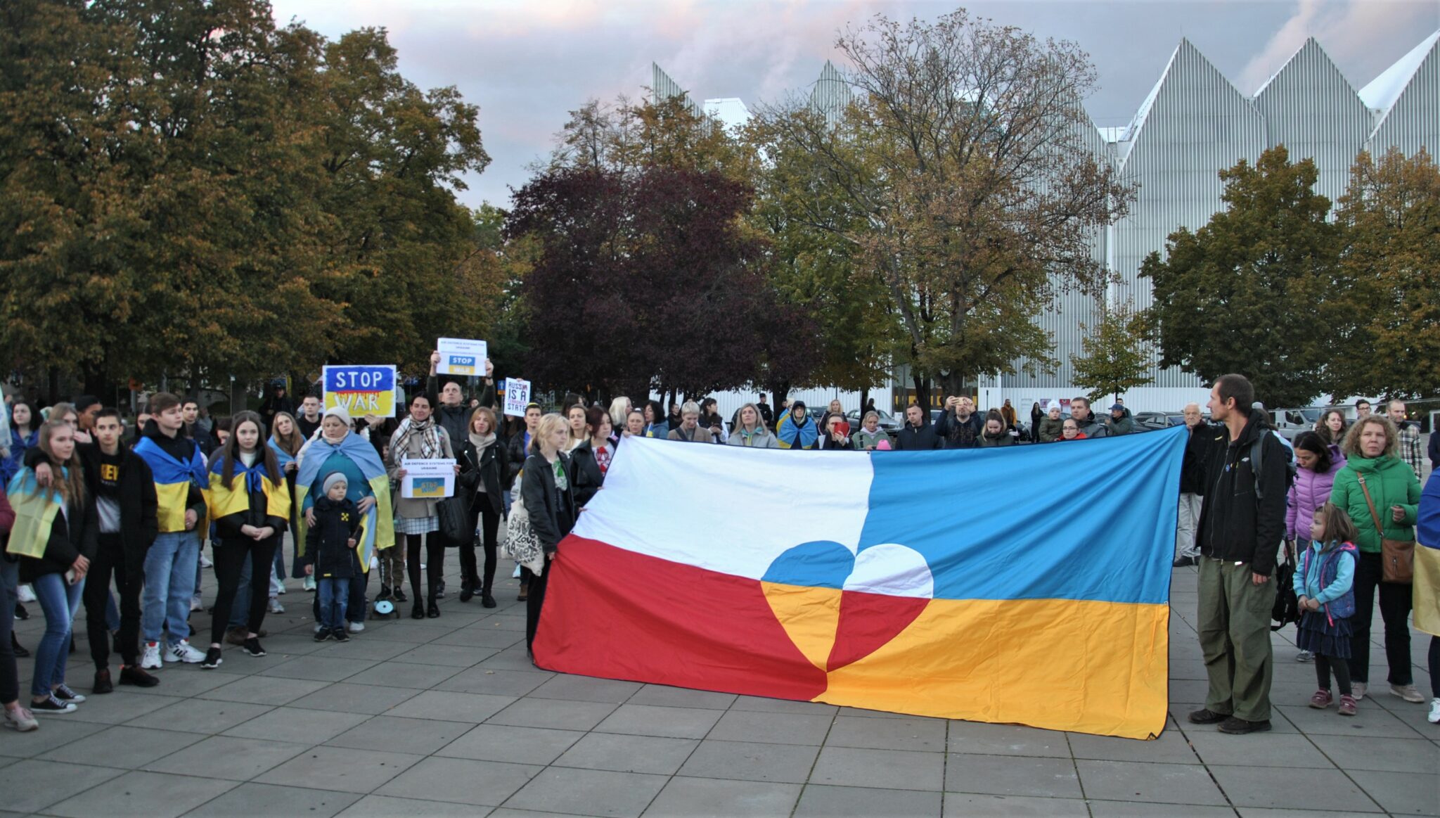 „Rosja to kraj terrorystów!” i „Stop wojnie!”— takie transparenty przynieśli ze sobą protestujący na Placu Solidarności w Szczecinie.