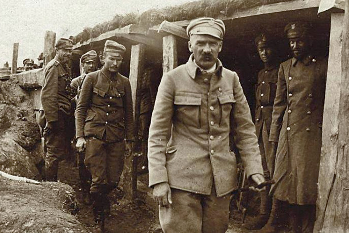 Józef Piłsudski z żołnierzami na polu bitwy.