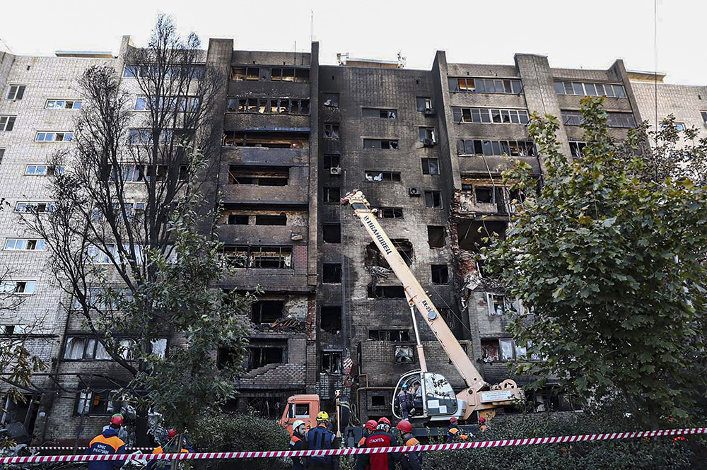 Prace przy zburzonym bloku mieszkaniowym na Ukrainie.