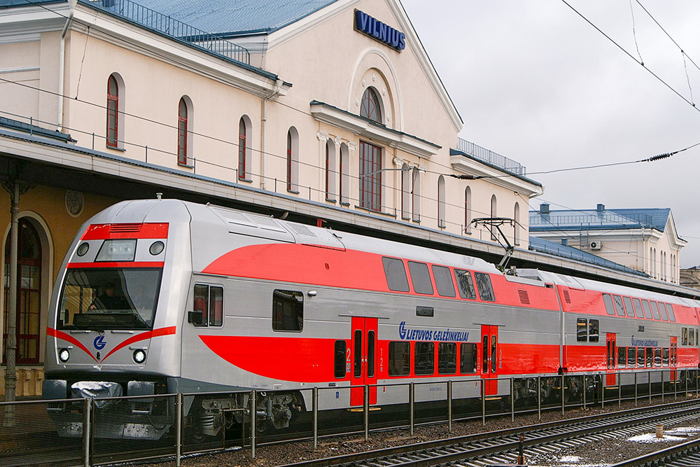 Pociąg pasażerski na dworcu kolejowym w Wilnie.