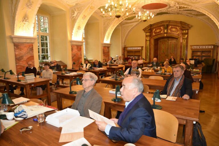 W konferencji, która odbyła się na Uniwersytecie Wrocławskim, udział wzięli badacze z różnych ośrodków naukowych, polskich i zagranicznych; historycy, literaturoznawcy i językoznawcy.