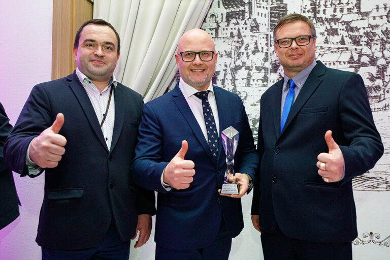 Dyrektor generalny Amber Grid Nemunas Biknius (pośrodku) odebrał nagrodę w kategorii Energetyczna Inwestycja Roku 2022.