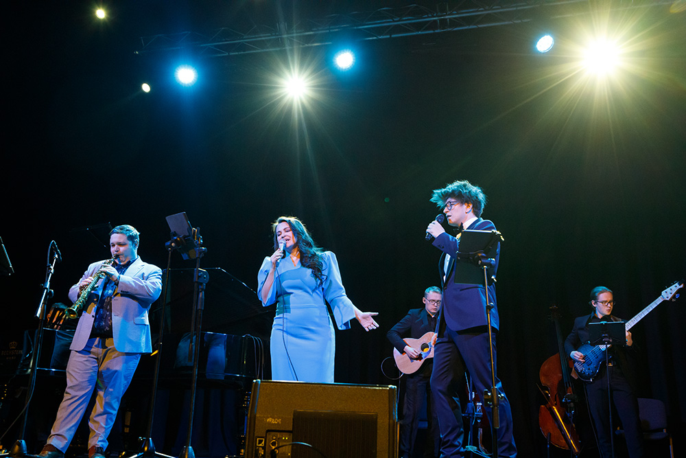 Wspólne śpiewanie kolęd razem z Eweliną Saszenko i Danielem Cebula-Oryniczem można nazwać już wileńską tradycją. Jest to możliwe dzięki koncertowi „Narodzony na sianie”.