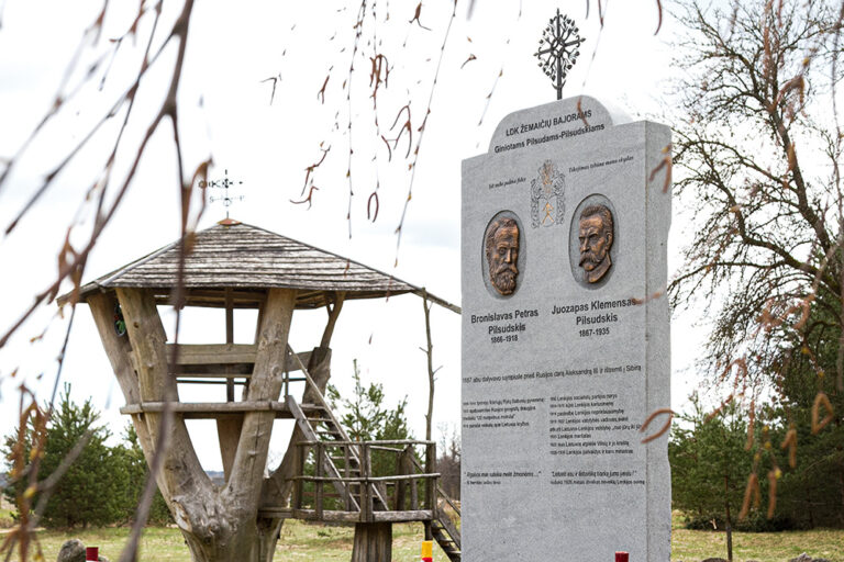 W 2017 r. ustawiono stelę z napisem w języku litewskim poświęconą braciom Józefowi i Bronisławowi Piłsudskim.