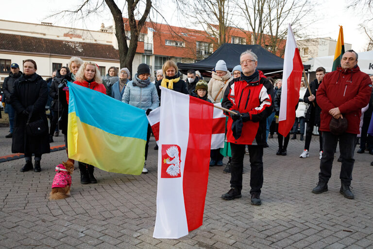 Ludzie z flagami Ukrainy i Polski..