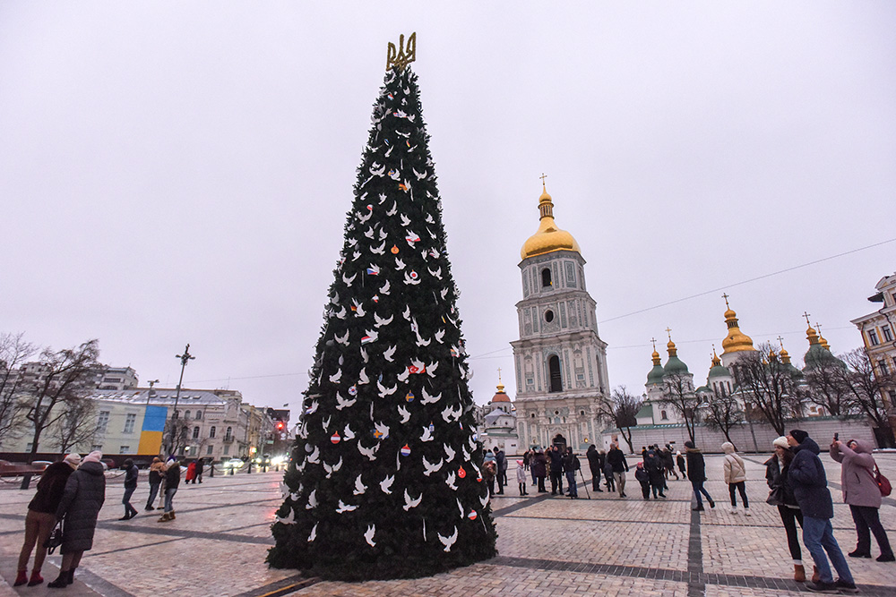 Mimo wojny w Kijowie stanęła świąteczna choinka, a prezydent złożył życzenia świąteczne.