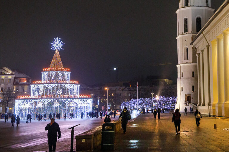 Główna choinka w kształcie jubileuszowego tortu zaprasza do powitania Nowego Roku w Wilnie.
