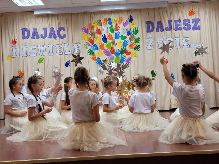 Koncert w gimnazjum w Jaszunach — darem serc dla dziecięcego hospicjum