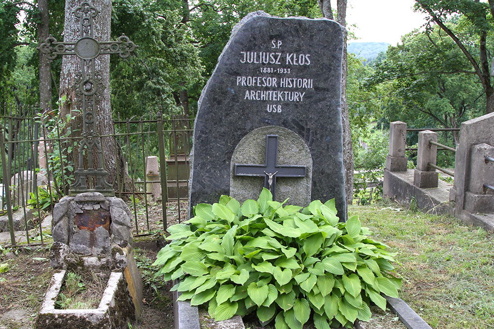 W 1992 r. wzniesiono pomnik nagrobny Juliusza Kłosa.